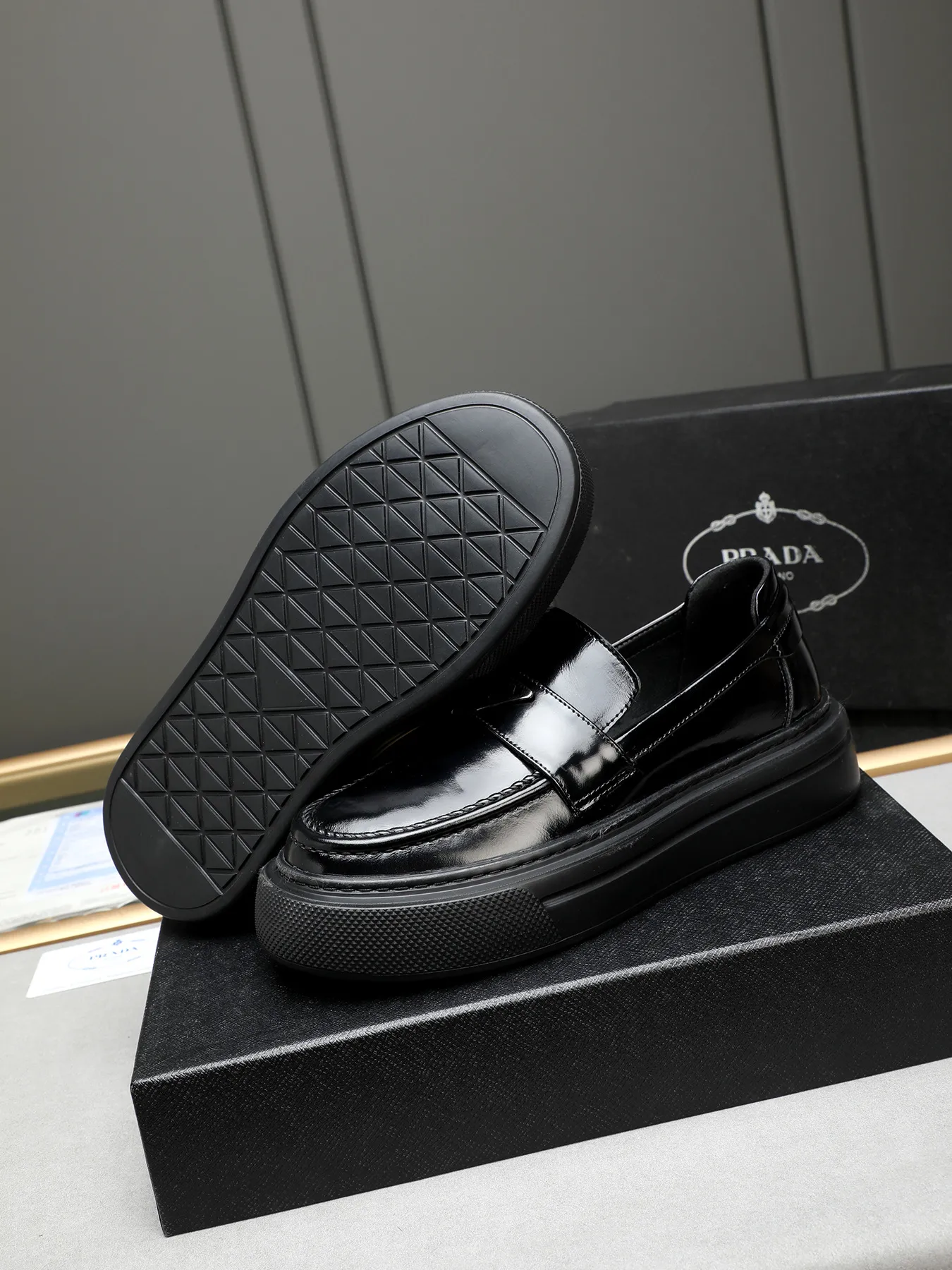 Men's Men's Shoes 💰500 Prada/Prada Men's new casual shoes, this upper is made of imported calfskin + sheep lining! The outsole is made of non-slip foam outsole, which feels good on your feet and is a fashionable and stylish item!  Size: 38-44 (45 customized)